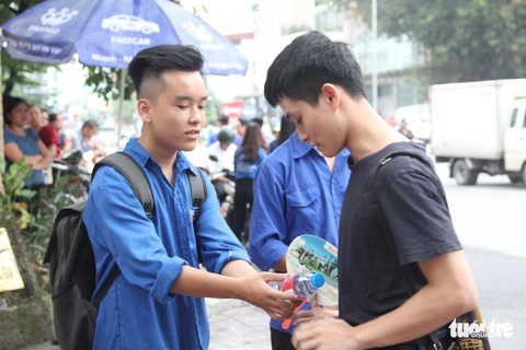 Hơn 12.000 tình nguyện viên thủ đô tiếp sức cho sĩ tử - Ảnh 4. Hơn 12.000 tình nguyện viên thủ đô tiếp sức cho sĩ tử - Ảnh 4.