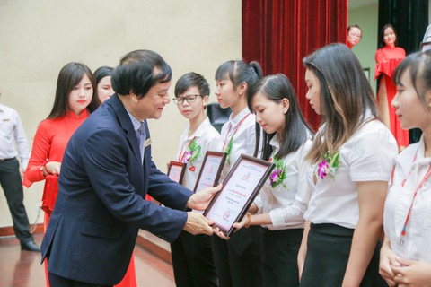 UEF tặng học bổng đến 100% học phí khi trúng tuyển - Ảnh 1. UEF tặng học bổng đến 100% học phí khi trúng tuyển - Ảnh 1.