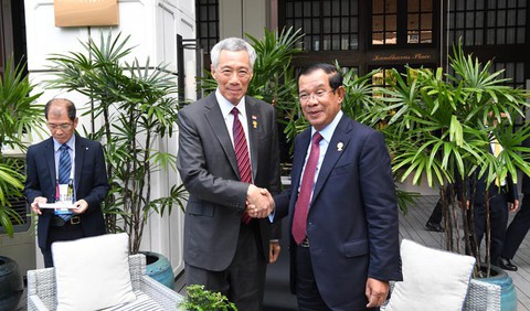 Gặp ông Hun Sen, ông Lý Hiển Long hứa không xát muối vết thương cũ - Ảnh 1. Gặp ông Hun Sen, ông Lý Hiển Long hứa không xát muối vết thương cũ - Ảnh 1.