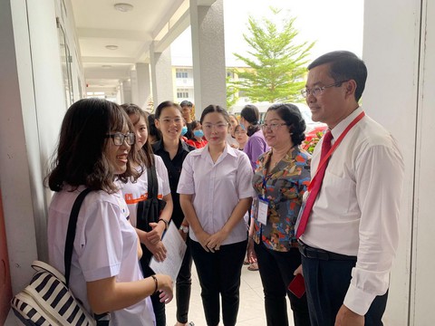 Gần 900.000 học sinh làm thủ tục thi THPT quốc gia, thí sinh lo lắng môn văn và lịch sử - Ảnh 17. Gần 900.000 học sinh làm thủ tục thi THPT quốc gia, thí sinh lo lắng môn văn và lịch sử - Ảnh 17.