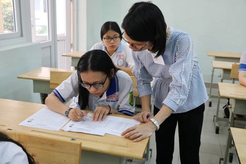 Gần 900.000 học sinh làm thủ tục thi THPT quốc gia, thí sinh lo lắng môn văn và lịch sử - Ảnh 1. Gần 900.000 học sinh làm thủ tục thi THPT quốc gia, thí sinh lo lắng môn văn và lịch sử - Ảnh 1.