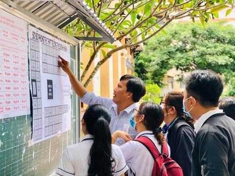 Gần 900.000 học sinh làm thủ tục thi THPT quốc gia, thí sinh lo lắng môn văn và lịch sử - Ảnh 10. Gần 900.000 học sinh làm thủ tục thi THPT quốc gia, thí sinh lo lắng môn văn và lịch sử - Ảnh 10.
