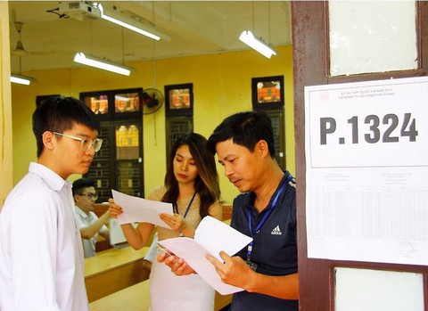 Gần 900.000 học sinh làm thủ tục thi THPT quốc gia, thí sinh lo lắng môn văn và lịch sử - Ảnh 5. Gần 900.000 học sinh làm thủ tục thi THPT quốc gia, thí sinh lo lắng môn văn và lịch sử - Ảnh 5.