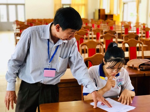 Gần 900.000 học sinh làm thủ tục thi THPT quốc gia, thí sinh lo lắng môn văn và lịch sử - Ảnh 19. Gần 900.000 học sinh làm thủ tục thi THPT quốc gia, thí sinh lo lắng môn văn và lịch sử - Ảnh 19.