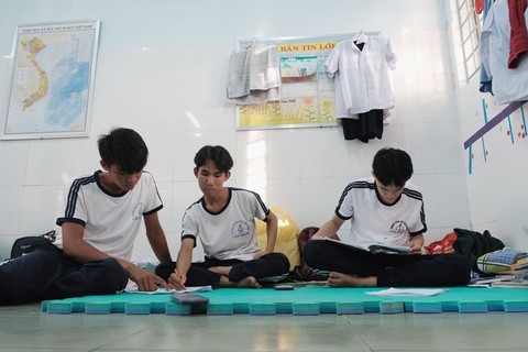 Thí sinh xã đảo duy nhất TP.HCM mượn phòng học làm chỗ trọ đi thi - Ảnh 4. Thí sinh xã đảo duy nhất TP.HCM mượn phòng học làm chỗ trọ đi thi - Ảnh 4.