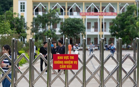 Có thẻ tác nghiệp, phóng viên Tuổi Trẻ vẫn bị điểm thi ở Sơn La ‘cấm cửa’ - Ảnh 1. Có thẻ tác nghiệp, phóng viên Tuổi Trẻ vẫn bị điểm thi ở Sơn La ‘cấm cửa’ - Ảnh 1.