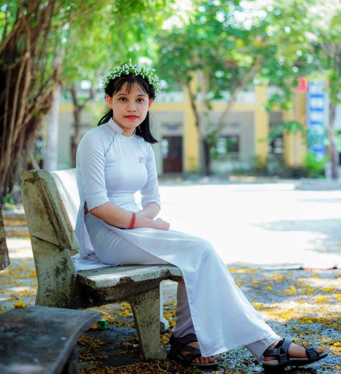 Cô học trò mang hai vòng khăn tang đi thi: Dù thế nào cũng đừng bỏ cuộc - Ảnh 1. Cô học trò mang hai vòng khăn tang đi thi: Dù thế nào cũng đừng bỏ cuộc - Ảnh 1.