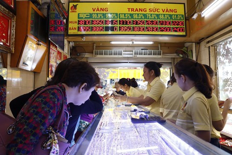 Giá vàng Việt Nam rẻ hơn thế giới 470.000 đồng/lượng - Ảnh 1. Giá vàng Việt Nam rẻ hơn thế giới 470.000 đồng/lượng - Ảnh 1.
