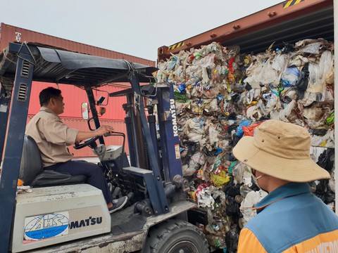 Thêm một doanh nghiệp nhập khẩu phế liệu bị khởi tố - Ảnh 1. Thêm một doanh nghiệp nhập khẩu phế liệu bị khởi tố - Ảnh 1.