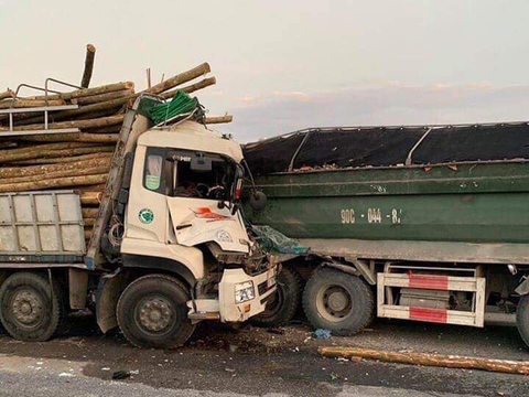 Xe tải tông nhau trên cầu Thanh Trì, hai người tử vong - Ảnh 1. Xe tải tông nhau trên cầu Thanh Trì, hai người tử vong - Ảnh 1.