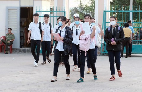 Thí sinh xã đảo duy nhất TP.HCM mượn phòng học làm chỗ trọ đi thi - Ảnh 7. Thí sinh xã đảo duy nhất TP.HCM mượn phòng học làm chỗ trọ đi thi - Ảnh 7.