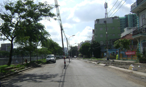 Cột điện cả hàng giữa đường khiến dân phập phồng - Ảnh 1. Cột điện cả hàng giữa đường khiến dân phập phồng - Ảnh 1.