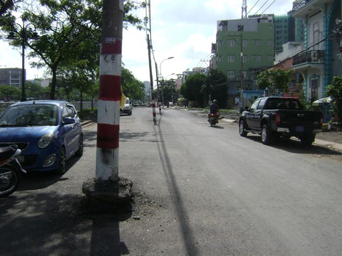 Cột điện cả hàng giữa đường khiến dân phập phồng - Ảnh 2. Cột điện cả hàng giữa đường khiến dân phập phồng - Ảnh 2.
