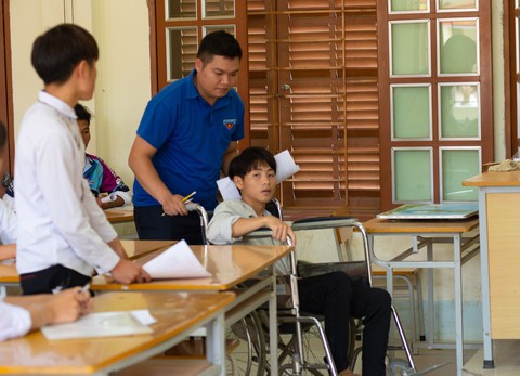 Tỉnh dậy sau 8 ngày viêm não cấp, đi thi trên xe lăn tay gắn ống truyền - Ảnh 1. Tỉnh dậy sau 8 ngày viêm não cấp, đi thi trên xe lăn tay gắn ống truyền - Ảnh 1.