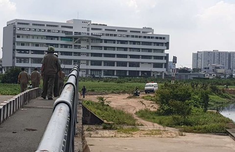Thi thể nhiều vết thương mặc áo Grabbike nằm sát bờ kênh - Ảnh 1. Thi thể nhiều vết thương mặc áo Grabbike nằm sát bờ kênh - Ảnh 1.