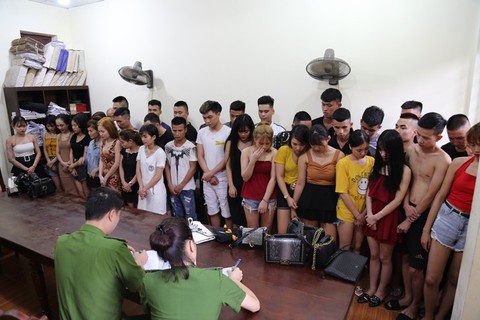 39 nam thanh nữ tú dương tính với ma túy trong quán karaoke - Ảnh 1. 39 nam thanh nữ tú dương tính với ma túy trong quán karaoke - Ảnh 1.
