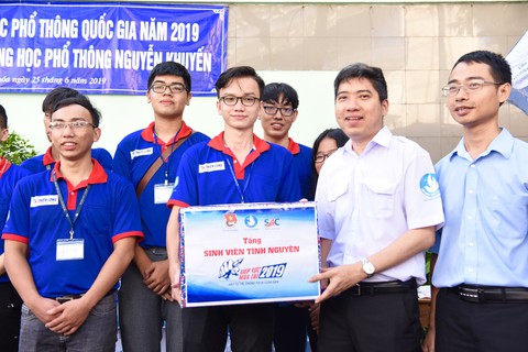 Bí thư Trung ương Đoàn đến điểm thi, cổ vũ tinh thần tình nguyện viên - Ảnh 2. Bí thư Trung ương Đoàn đến điểm thi, cổ vũ tinh thần tình nguyện viên - Ảnh 2.