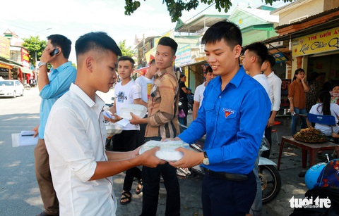 Miễn phí đưa đò thí sinh đến trường thi - Ảnh 5. Miễn phí đưa đò thí sinh đến trường thi - Ảnh 5.