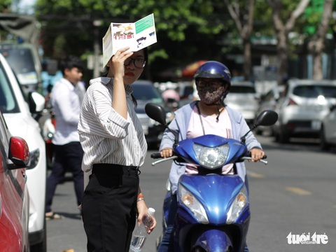 Đà Nẵng nắng muốn xỉu, thí sinh tay viết tay nước đi thi - Ảnh 5. Đà Nẵng nắng muốn xỉu, thí sinh tay viết tay nước đi thi - Ảnh 5.