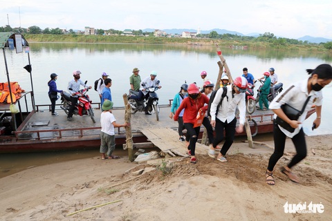 Miễn phí đưa đò thí sinh đến trường thi - Ảnh 3. Miễn phí đưa đò thí sinh đến trường thi - Ảnh 3.