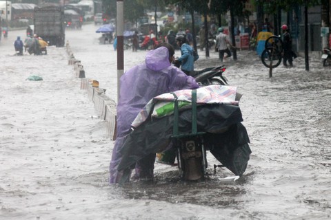 Mưa lớn, quốc lộ 51 ngập sâu hàng giờ liền - Ảnh 1. Mưa lớn, quốc lộ 51 ngập sâu hàng giờ liền - Ảnh 1.