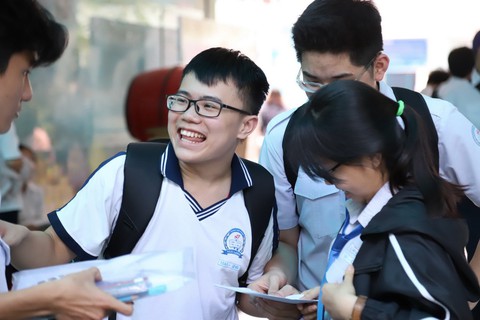 Hình ảnh thí sinh tươi tắn đi thi - Ảnh 1. Hình ảnh thí sinh tươi tắn đi thi - Ảnh 1.