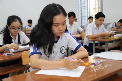 Thí sinh sợ 2 con sông, đề thi văn ra Ai đã đặt tên cho dòng sông - Ảnh 2. Thí sinh sợ 2 con sông, đề thi văn ra Ai đã đặt tên cho dòng sông - Ảnh 2.