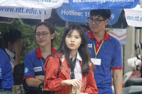 Hình ảnh thí sinh tươi tắn đi thi - Ảnh 27. Hình ảnh thí sinh tươi tắn đi thi - Ảnh 27.