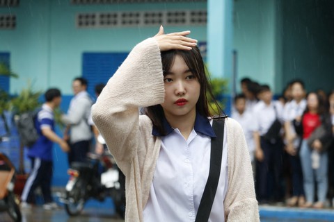 Hình ảnh thí sinh tươi tắn đi thi - Ảnh 26. Hình ảnh thí sinh tươi tắn đi thi - Ảnh 26.