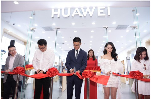 Huawei khai trương cửa hàng trải nghiệm tại TP HCM - Ảnh 1. Huawei khai trương cửa hàng trải nghiệm tại TP HCM - Ảnh 1.