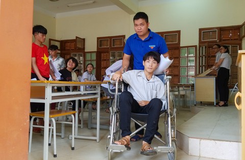 Tỉnh dậy sau 8 ngày viêm não cấp, đi thi trên xe lăn tay gắn ống truyền - Ảnh 2. Tỉnh dậy sau 8 ngày viêm não cấp, đi thi trên xe lăn tay gắn ống truyền - Ảnh 2.