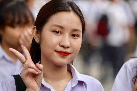 Hình ảnh thí sinh tươi tắn đi thi - Ảnh 17. Hình ảnh thí sinh tươi tắn đi thi - Ảnh 17.