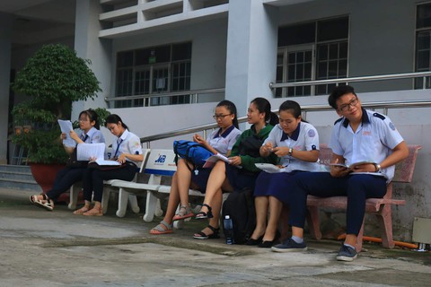 Phụ huynh Sài Gòn đưa con đi thi sớm - Ảnh 1. Phụ huynh Sài Gòn đưa con đi thi sớm - Ảnh 1.