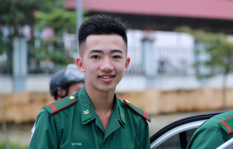 Hình ảnh thí sinh tươi tắn đi thi - Ảnh 3. Hình ảnh thí sinh tươi tắn đi thi - Ảnh 3.
