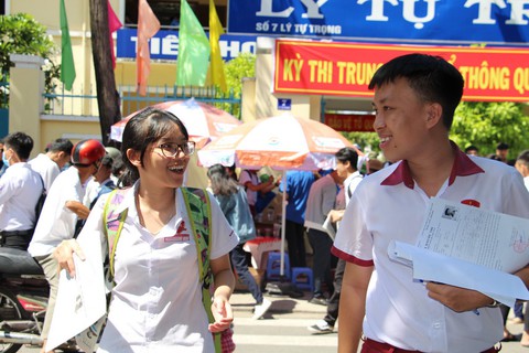 Hình ảnh thí sinh tươi tắn đi thi - Ảnh 4. Hình ảnh thí sinh tươi tắn đi thi - Ảnh 4.