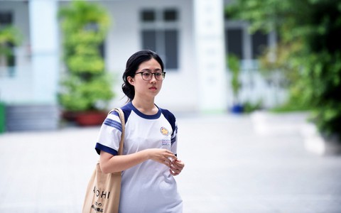 Hình ảnh thí sinh tươi tắn đi thi - Ảnh 6. Hình ảnh thí sinh tươi tắn đi thi - Ảnh 6.