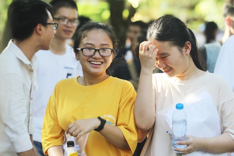 Hình ảnh thí sinh tươi tắn đi thi - Ảnh 23. Hình ảnh thí sinh tươi tắn đi thi - Ảnh 23.