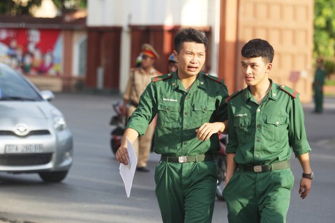 Hình ảnh thí sinh tươi tắn đi thi - Ảnh 12. Hình ảnh thí sinh tươi tắn đi thi - Ảnh 12.