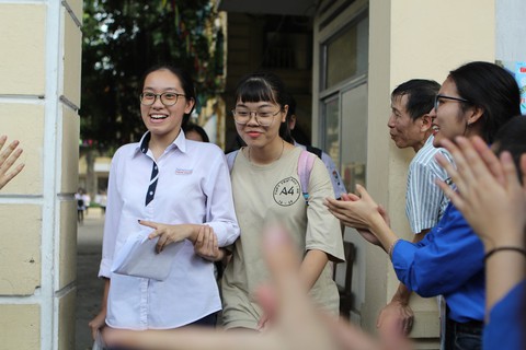 30 thí sinh, 2 giám thị bị đình chỉ trong ngày thi đầu tiên - Ảnh 1. 30 thí sinh, 2 giám thị bị đình chỉ trong ngày thi đầu tiên - Ảnh 1.