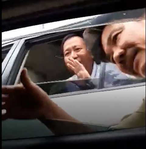 Xe biển đỏ giành lối... đi lùi trên đường dẫn cao tốc - Ảnh 5. Xe biển đỏ giành lối... đi lùi trên đường dẫn cao tốc - Ảnh 5.