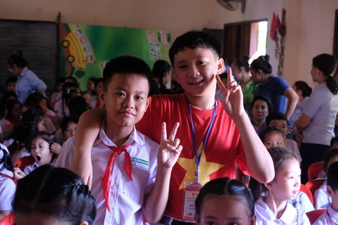 Chiến sĩ tình nguyện trao học bổng cho học sinh Lào - Ảnh 3. Chiến sĩ tình nguyện trao học bổng cho học sinh Lào - Ảnh 3.