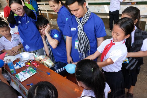 Chiến sĩ tình nguyện trao học bổng cho học sinh Lào - Ảnh 4. Chiến sĩ tình nguyện trao học bổng cho học sinh Lào - Ảnh 4.