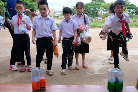 Chiến sĩ tình nguyện trao học bổng cho học sinh Lào - Ảnh 5. Chiến sĩ tình nguyện trao học bổng cho học sinh Lào - Ảnh 5.
