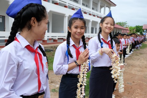 Chiến sĩ tình nguyện trao học bổng cho học sinh Lào - Ảnh 8. Chiến sĩ tình nguyện trao học bổng cho học sinh Lào - Ảnh 8.