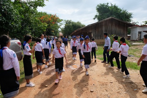 Chiến sĩ tình nguyện trao học bổng cho học sinh Lào - Ảnh 1. Chiến sĩ tình nguyện trao học bổng cho học sinh Lào - Ảnh 1.