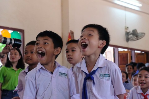 Chiến sĩ tình nguyện trao học bổng cho học sinh Lào - Ảnh 11. Chiến sĩ tình nguyện trao học bổng cho học sinh Lào - Ảnh 11.