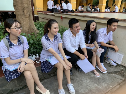 Thí sinh thi ngoại ngữ, đón xem đề, gợi ý bài giải trên Tuổi Trẻ Online - Ảnh 1. Thí sinh thi ngoại ngữ, đón xem đề, gợi ý bài giải trên Tuổi Trẻ Online - Ảnh 1.