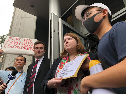 Người biểu tình Hong Kong gây sức ép với G20 về dự luật dẫn độ - Ảnh 1. Người biểu tình Hong Kong gây sức ép với G20 về dự luật dẫn độ - Ảnh 1.
