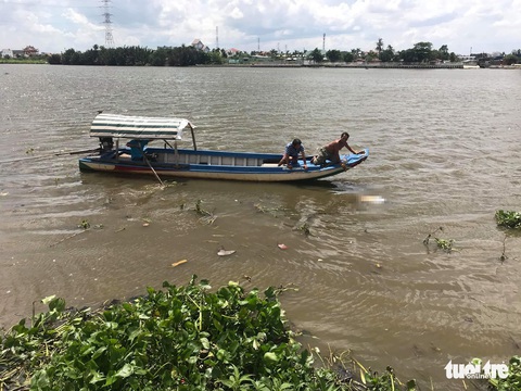 Vớt một lúc 2 thi thể nam giới trên sông Sài Gòn - Ảnh 1. Vớt một lúc 2 thi thể nam giới trên sông Sài Gòn - Ảnh 1.