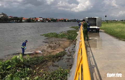Vớt một lúc 2 thi thể nam giới trên sông Sài Gòn - Ảnh 2. Vớt một lúc 2 thi thể nam giới trên sông Sài Gòn - Ảnh 2.
